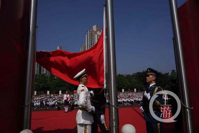 一个女人的护肤品还有衣服放在我家什么意思？游戏画面